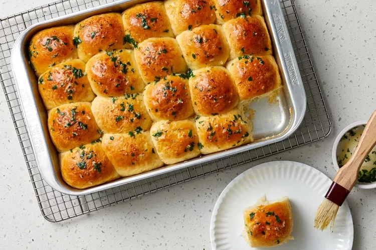 Garlic Dinner Rolls